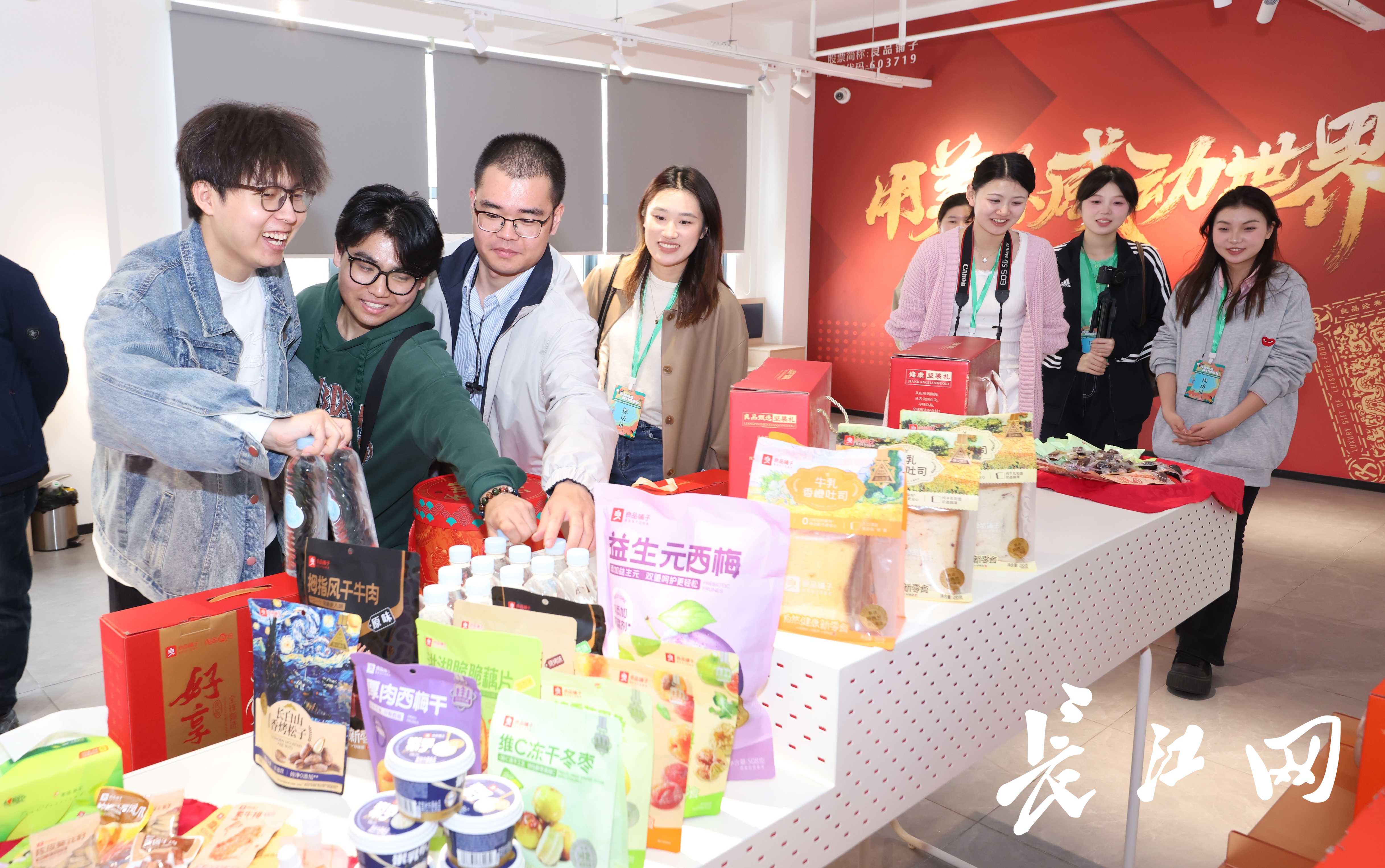 日均發(fā)貨20萬單背后的智慧與甜蜜——全國大學生社會實踐團探訪良品鋪子智能物流與黃驊冬棗的故事